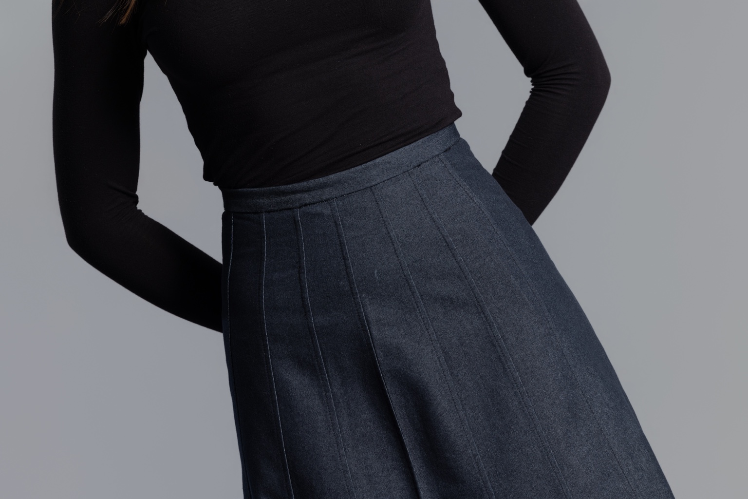 Close-up of BIANC’ORO denim pleating